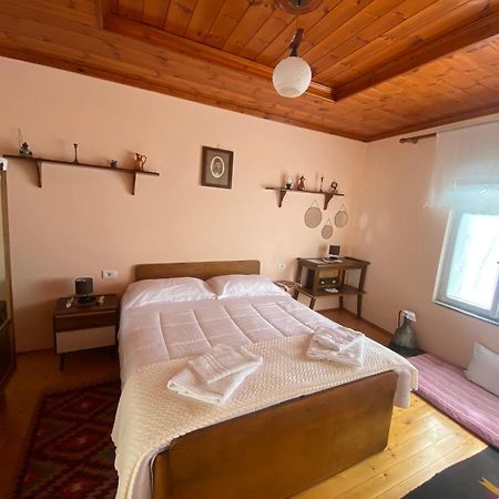 Vila Llulla Krujë Buitenkant foto