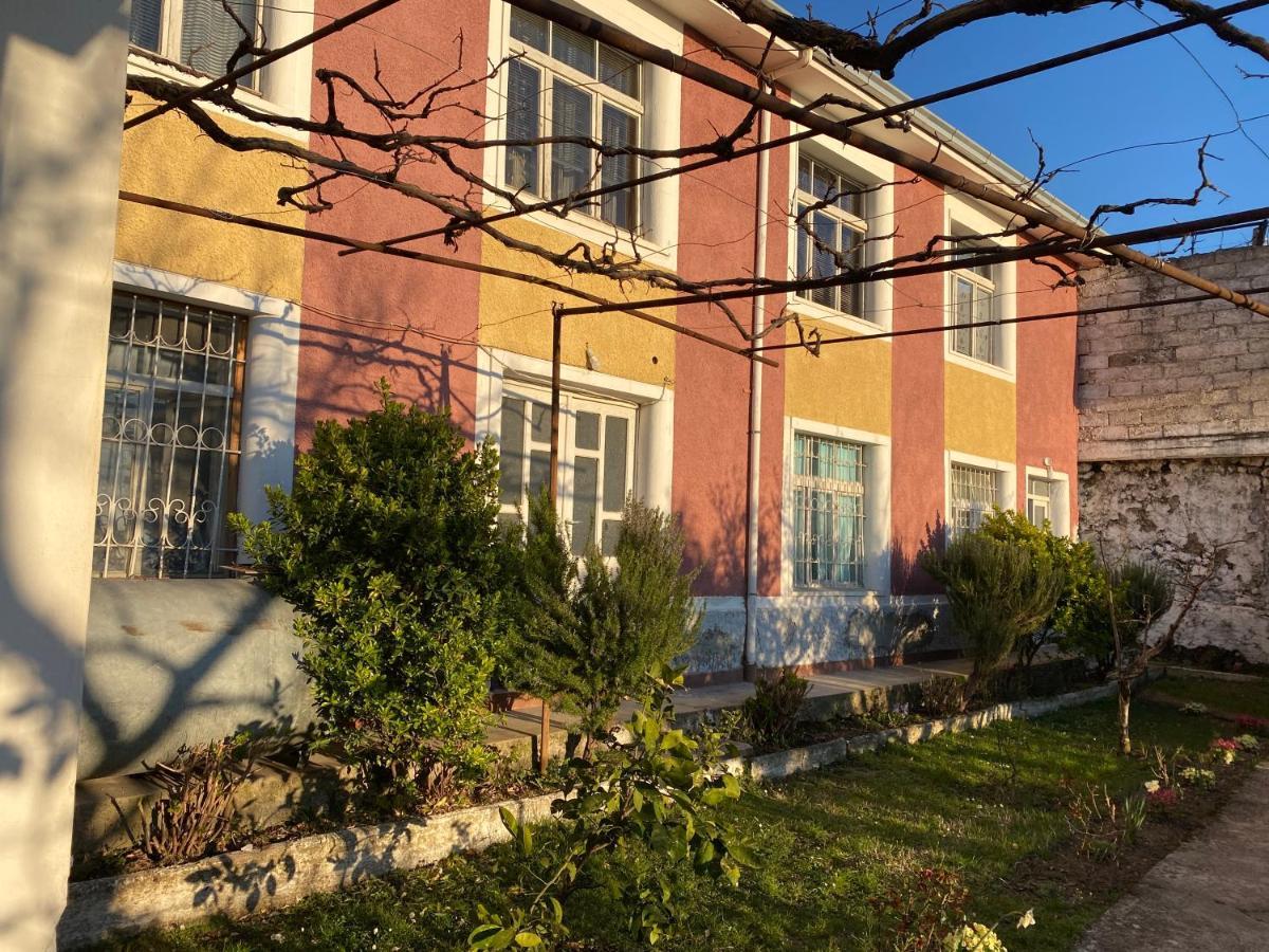 Vila Llulla Krujë Buitenkant foto