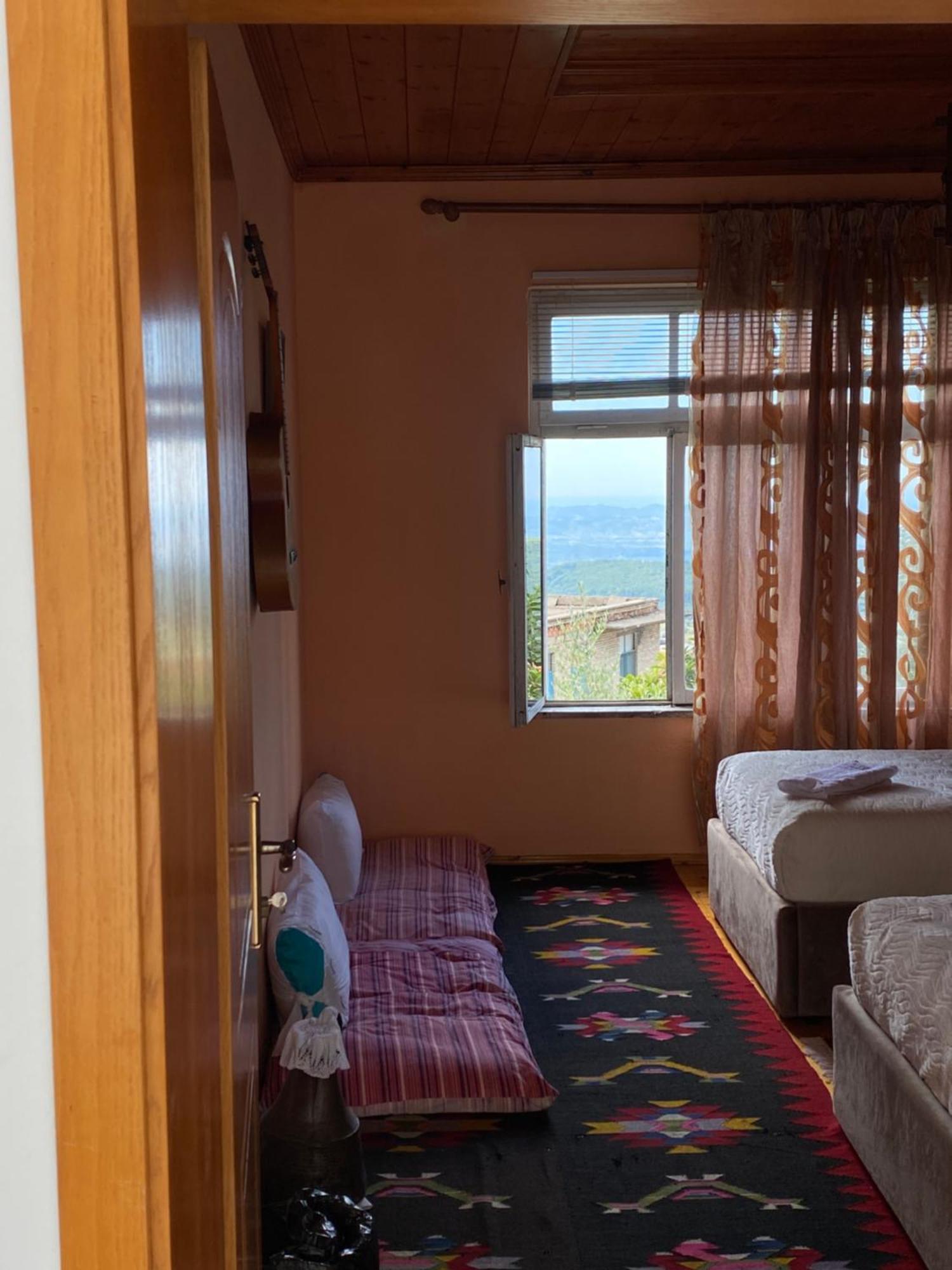 Vila Llulla Krujë Buitenkant foto
