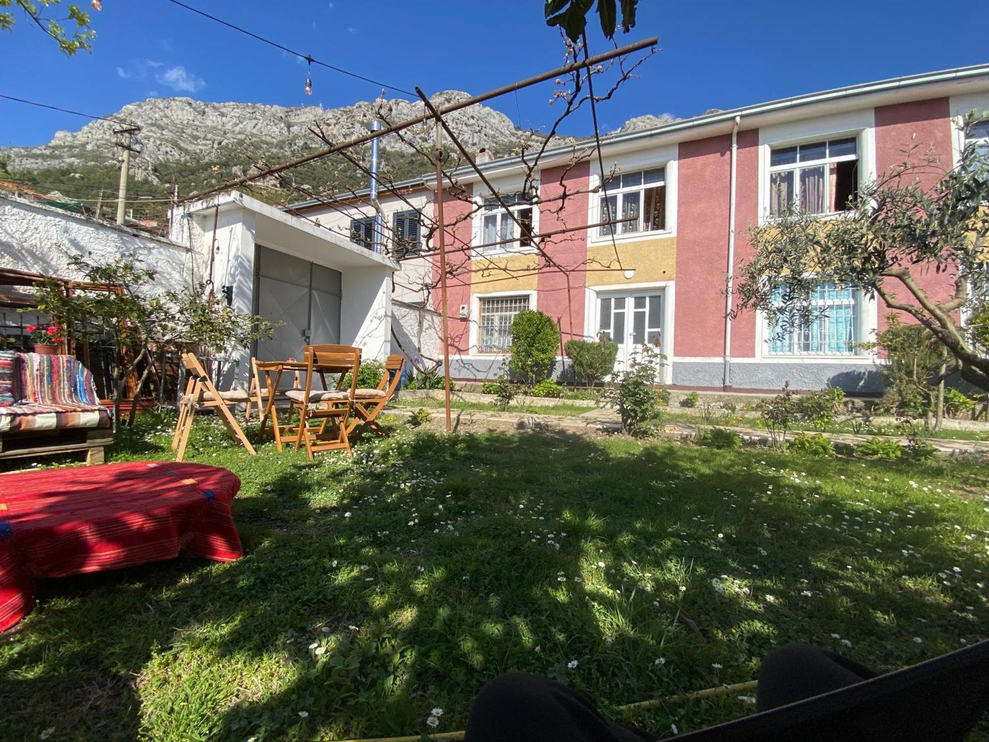 Vila Llulla Krujë Buitenkant foto